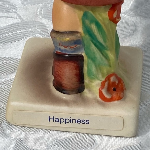 4.5" Hummel Figurine "Happiness" Goebel W. Germany 1984 Excellent Condition - Picture 5 of 6